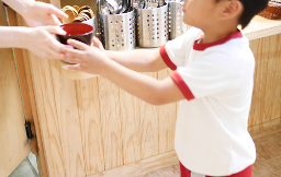 ご飯を受け取る子